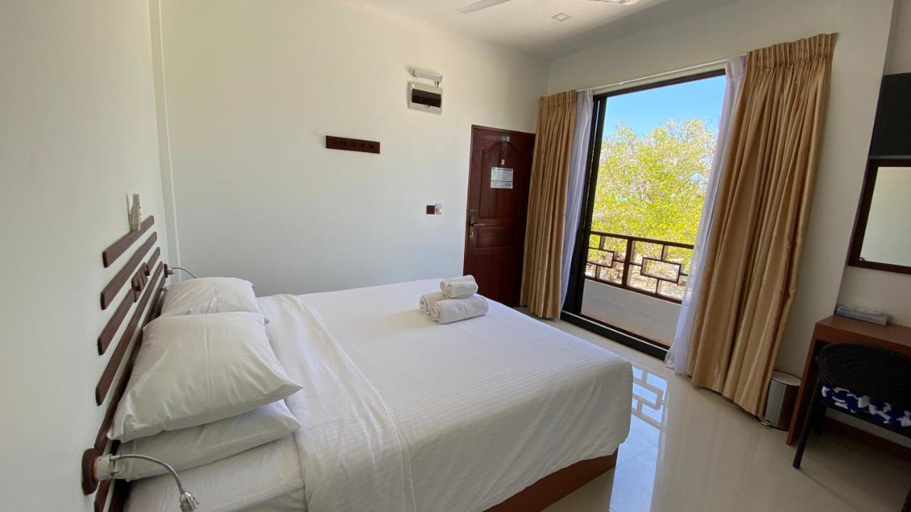 Beach Walk Villa Maldives Гали Номер фото