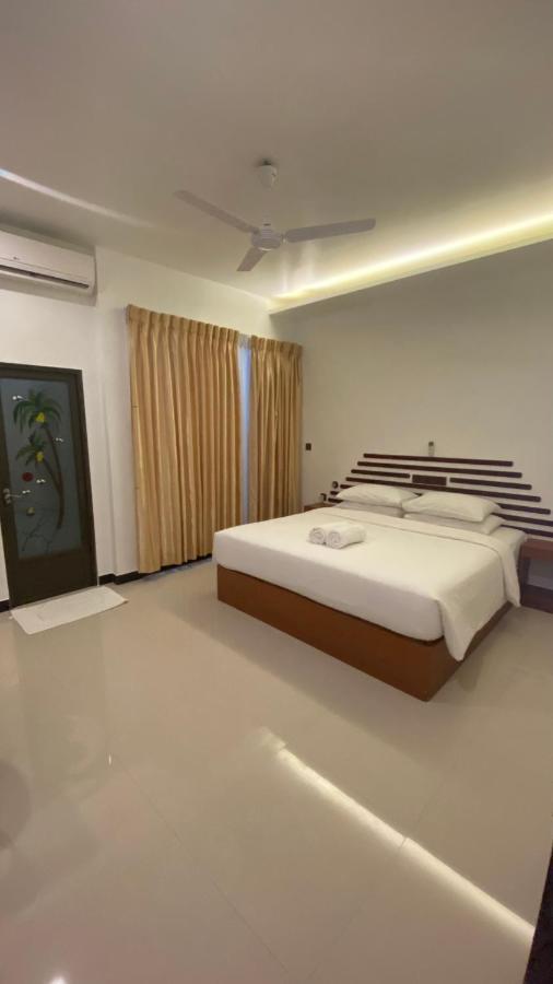 Beach Walk Villa Maldives Гали Номер фото